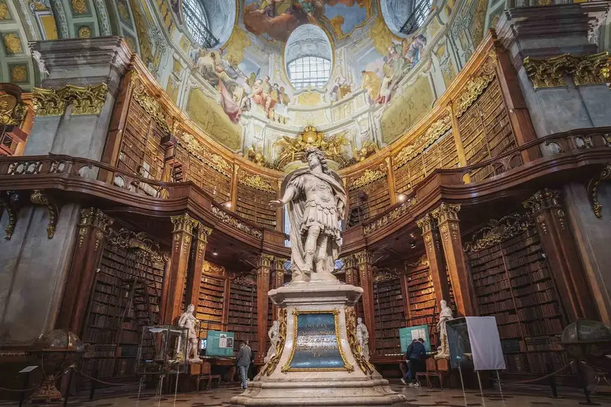 Statuia împăratului Carol al VI-lea în interiorul Sălii de Stat a Bibliotecii Naţionale Austriece din Viena, Austria. (Diego Grandi/Shutterstock)