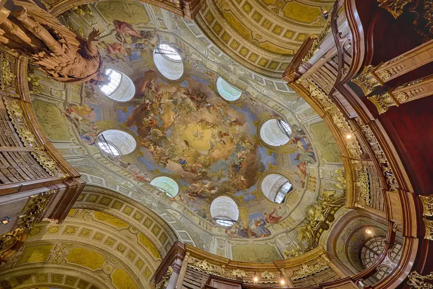 O vedere a tavanului din Sala de Stat a Bibliotecii Naţionale a Austriei. (Evgeny Shmulev/Shutterstock)