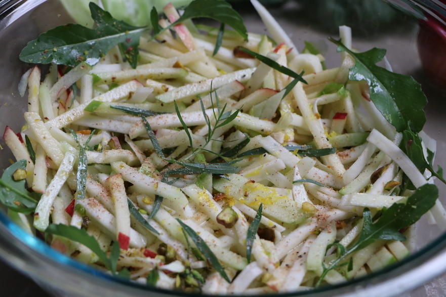 Salată de gulii cu mere (Maria Matyiku / Epoch Times)