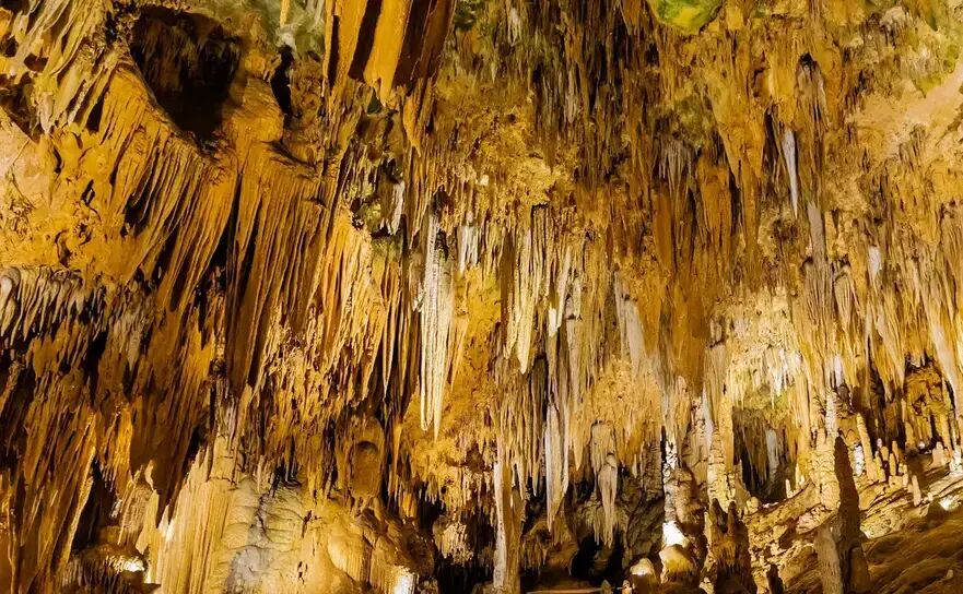 În interiorul marii orgi Stalacpipe din Valea Shenandoah din Virginia. (Filipe Mesquita/Shutterstock)