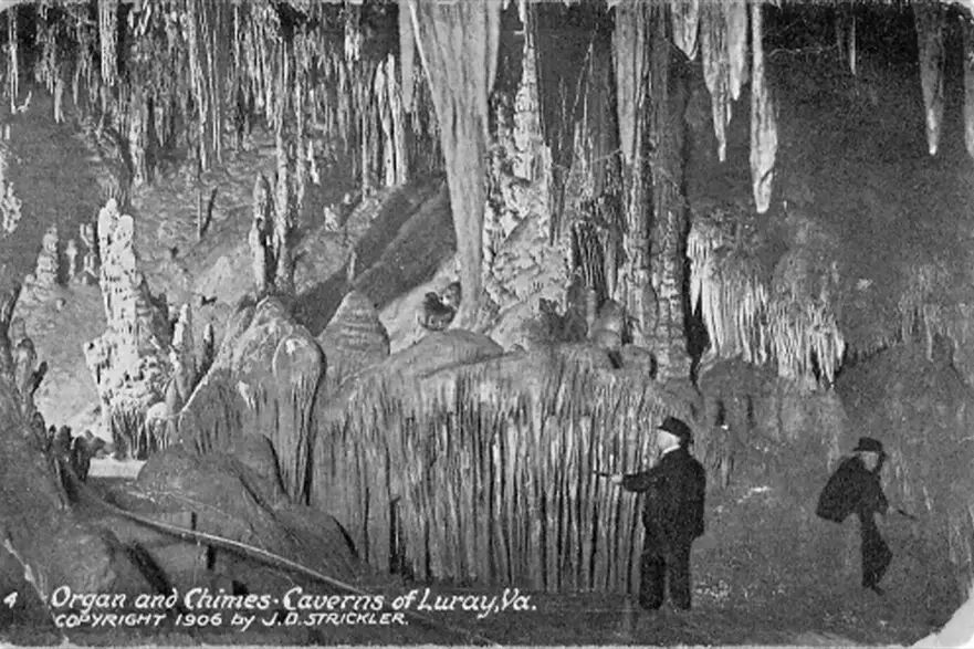O fotografie veche din 1906 arată câteva dintre primele spectacole muzicale susţinute la Marea Orgă Stalacpipe. (Domeniu public)