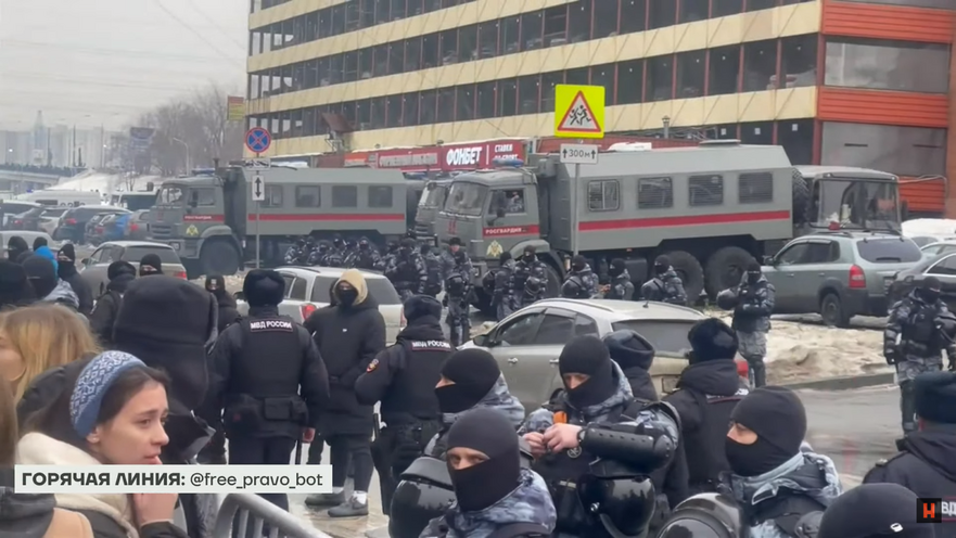 Poliţişti amplasaţi de-a lungul drumului la înmormântarea lui Alexei Navalnîi (Captură Foto)