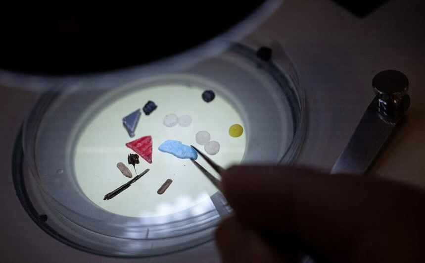 Directorul Institutului marin din Plymouth, profesorul Richard Thompson, analizează microplastice cu ajutorul unui microscop, într-un laborator de la Universitatea din Plymouth, Anglia, la 27 februarie 2023.