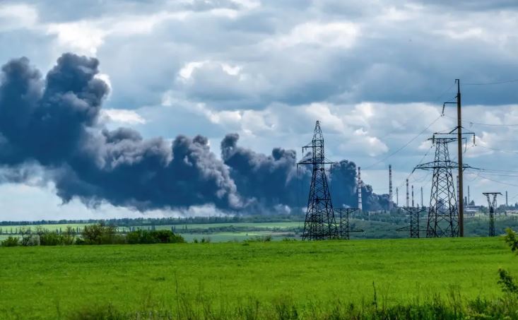 O coloană de fum care se ridică după ce obuze ruseşti au lovit o rafinărie de petrol din Lysychansk, în regiunea Lugansk, Ucraina, în mai 2022.
 