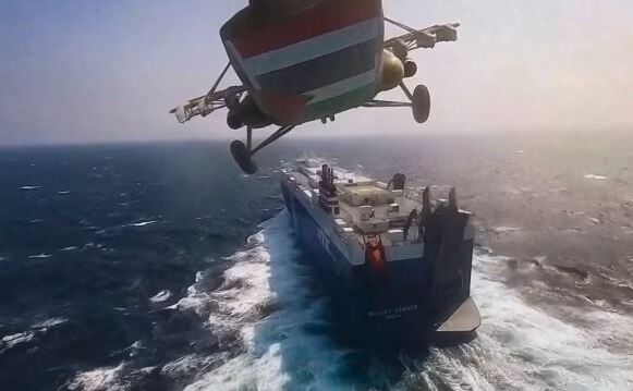 Un elicopter al rebelilor Houthi, atacând o nava comercială în Marea Roşie