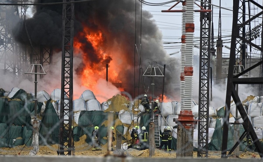Pompierii sting un incendiu la o substaţie electrică după un baraj masiv în Harkiv, 24 martie 2024.
