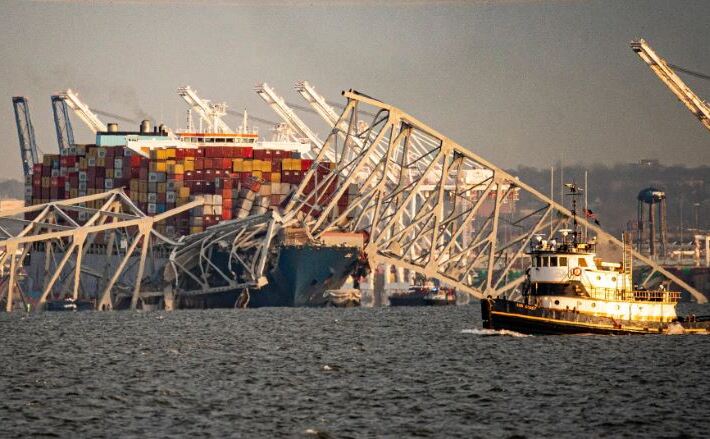 Nava container Dali şi epava podului Francis Scott Key prăbuşit în râul Patapsco, pe 26 martie 2024.