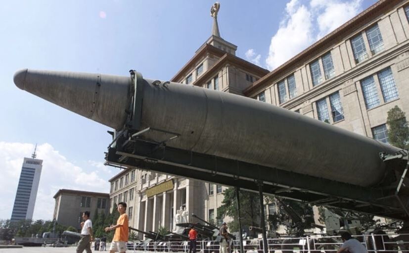 O rachetă este expusă în curtea Muzeului Militar din Beijing, la 5 septembrie 2001.