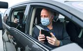 Peter Daszak se adresează presei la sosirea la Institutul de Virologie din Wuhan, provincia chineză Hubei, la 3 februarie 2021 (Hector Retamal/AFP via Getty Images *)