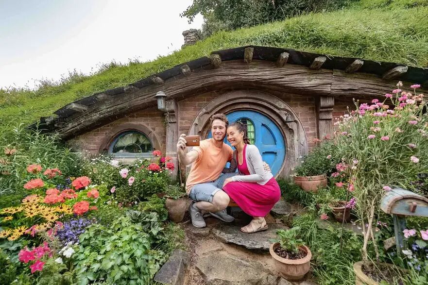 Vizitatori pe platoul de filmare din Hobbiton. (Maridav/Shutterstock)
