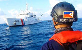 Garda de Coastă filipineză şi o navă a Gărzii de Coastă chineze (PHILIPPINE COAST GUARD)