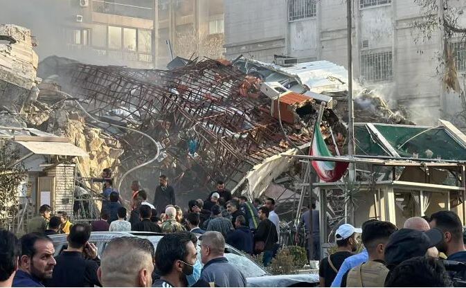 Personalul de urgenţă şi de securitate se adună la locul unde un atac israelian a lovit o clădire de lângă ambasada iraniană din capitala Siriei, Damasc, la 1 aprilie 2024.
