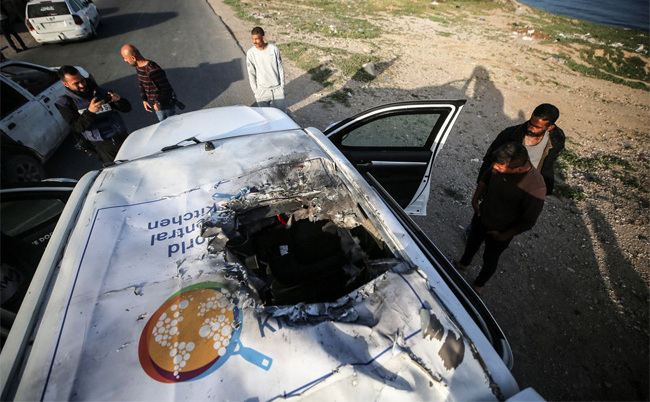 Un vehicul al organizaţiei caritabile de ajutorare World Central Kitchen (WCK) a fost lovit într-un raid aerian în Gaza. Şapte lucrători umanitari şi-au pierdut viaţa.