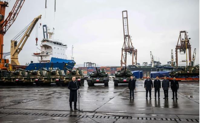 Preocupările legate de securitate nu se limitează doar la apropierea Hutchison's Port Holdings de principalele active militare NATO şi poloneze din port, ci şi la capacitatea companiei de a interveni în accesibilitatea portului.