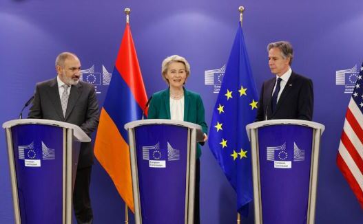 Premierul Armeniei, Nikol Pashinyan (st), preşedintele Comisiei Europene, Ursula von der Leyen (c) şi secretarul de stat al SUA, Antony Blinken.