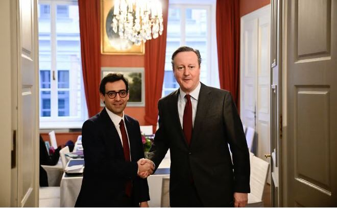 Ministrul francez de externe, Stephane Sejourne (st), şi omologul său britanic, David Cameron