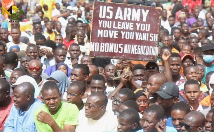 Sute de persoane au ieşit sâmbătă pe străzile capitalei Nigerului pentru a cere plecarea trupelor americane, 13 aprilie 2024