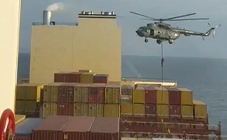 Comandouri din Garda Revoluţionară paramilitară iraniană au coborât în rapel dintr-un elicopter pe o navă de containere afiliată Israelului în apropiere de Strâmtoarea Ormuz şi au capturat nava sâmbătă, 13 aprilie 2024