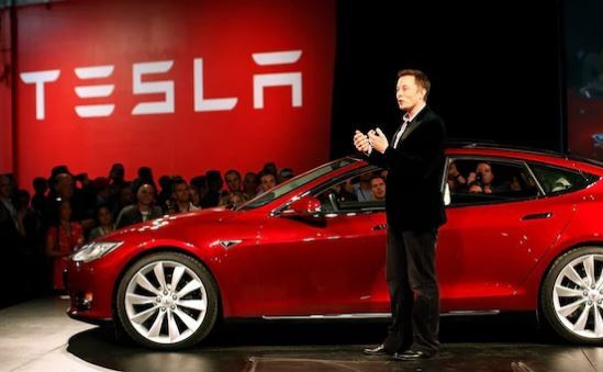 Elon Musk şi un automobil Tesla