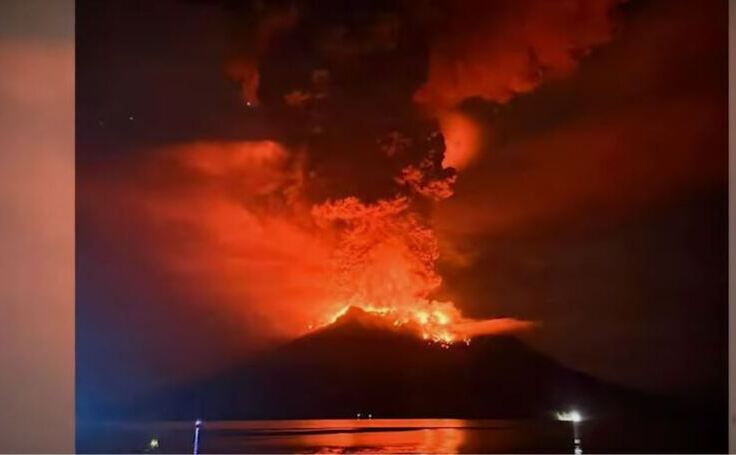 Vulcanul Ruang din Indonezia a erupt aruncând coloane de lavă incandescentă şi determinând autorităţile să evacueze locuitorii din zonă