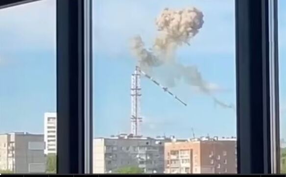 Momentul în care turnul de televiziune din Harkiv, în Ucraina, se prăbuşeşte în urma unui atac al forţelor ruse, 22 aprilie 2024