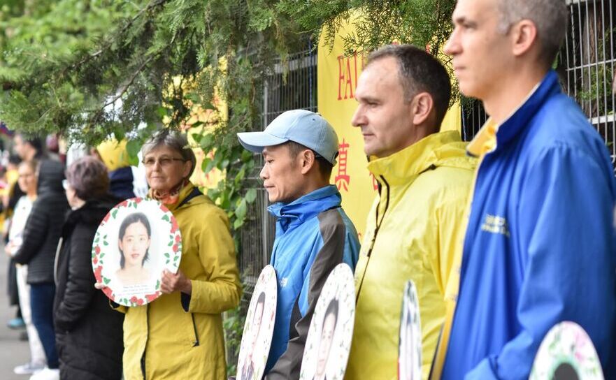 Protest în faţa ambasadei chineze din Bucureşti, pentru comemorarea  practicanţilor Falun Gong omorâţi de Partidul Comunist Chinez, 25  aprilie 2024