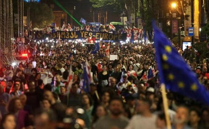 Mii de georgieni au protestat duminică în capitala Tbilisi împotriva unui proiect de lege privind "agenţii străini", 28 aprilie 2024