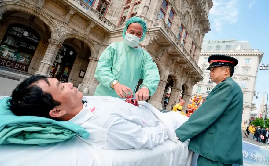 Viena, Austria - punere în scenă a practicii de extragere forţată de organe de la practicanţii mişcării spirituale Falun Gong din China, care are loc de peste 20 de ani sub conducerea Partidului Comunist Chinez (Joe Klamar/AFP via Getty Images)