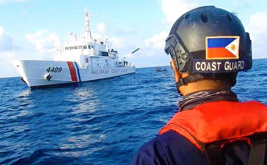 Garda de Coastă filipineză şi o navă a Gărzii de Coastă chineze (PHILIPPINE COAST GUARD)