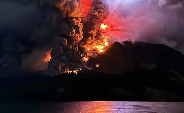 Vulcanul indonezian Ruang din largul insulei Sulawesi a erupt din nou marţi, aruncând cenuşă şi lavă în aer, 30 aprilie 2024