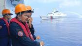 O navă a Gărzii de coastă filipineze, faţă în faţă cu Garda de coastă chineză în Marea Chinei de Sud (Philippine Coast Guard)