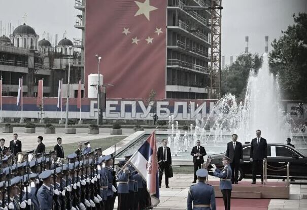 Preşedintele sârb Aleksandar Vucic (D) se află alături de liderul Partidului Comunist Chinez, Xi Jinping, în timpul unei ceremonii de bun venit la Belgrad, la 8 mai 2024. (ELVIS BARUKCIC/AFP via Getty Images)