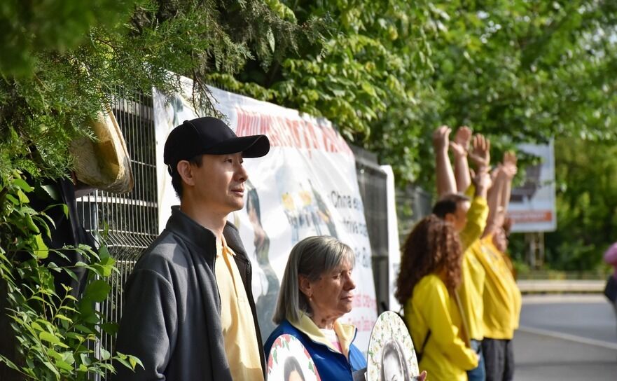 Practicanţii Falun Gong din România marchează cea de a 32-a aniversare a practicii printr-un protest paşnic în faţa Ambasadei Chinei (Epoch Times)