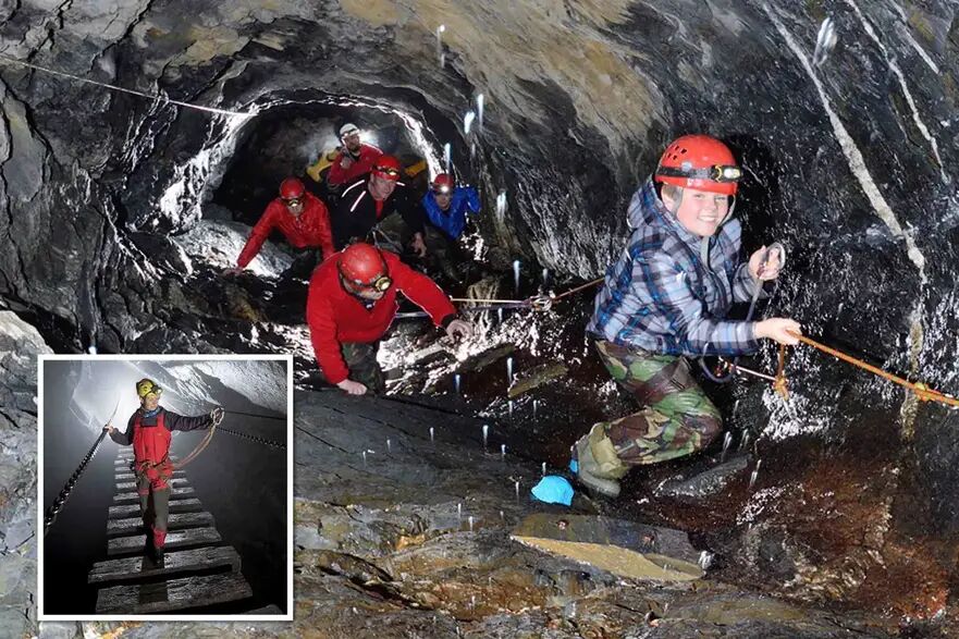 Exploratorii traversează un pasaj subteran umed în interiorul minei. (Prin amabilitatea Go Below Underground Adventures)