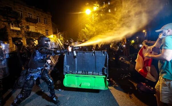 Poliţia antirevoltă foloseşte spray-uri cu piper asupra protestatarilor din Georgia împotriva unui proiect de lege privind "influenţa străină", 30 aprilie 2024