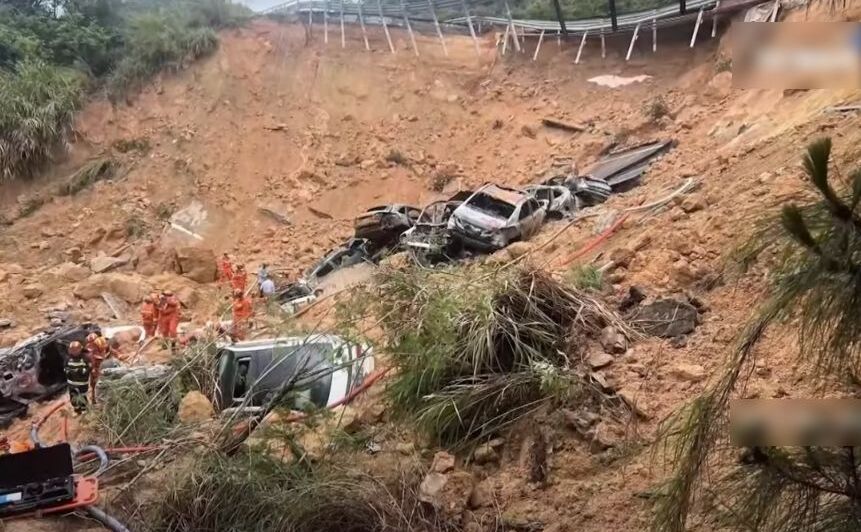 Porţiune de autostradă surpată în sudul Chinei (YouTube Screenshot)