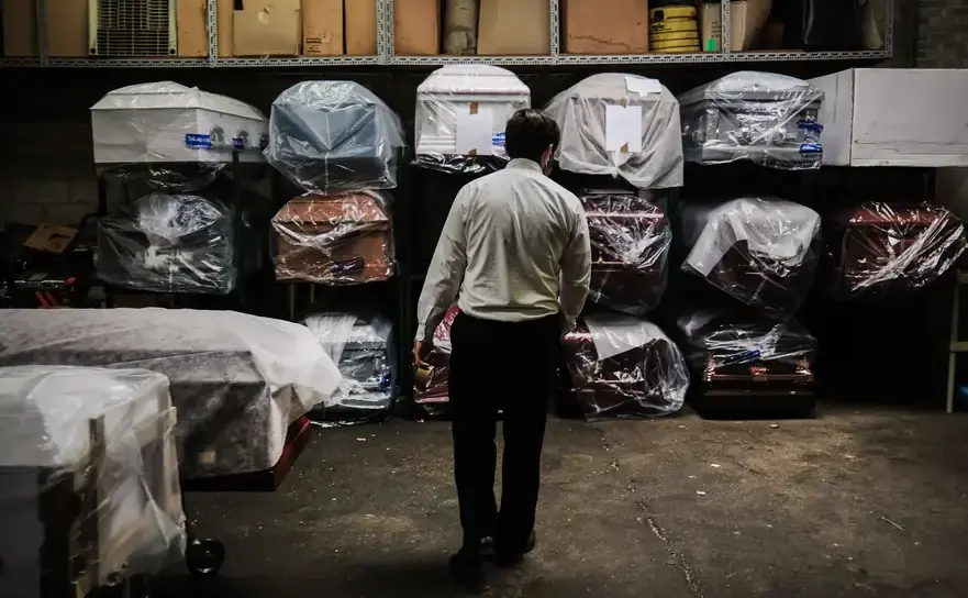 Un angajat face inventarul coşciugelor la o firmă de pompe funebre, New York, 29 aprilie 2020 (Spencer Platt/Getty Images)