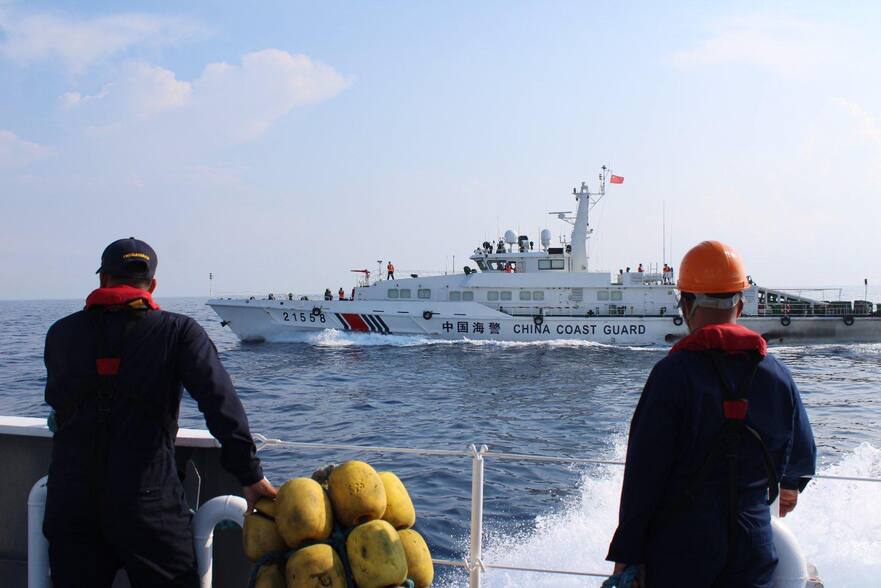 O navă a Gărzii de coastă filipineze, faţă în faţă cu Garda de coastă chineză în Marea Chinei de Sud