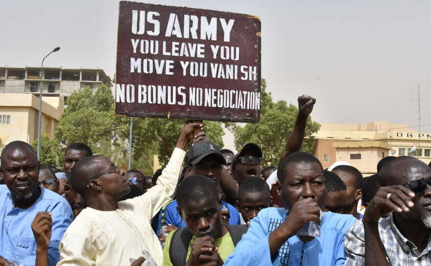 În Niamey, protestatarii cer ca soldaţii americani să părăsească Nigerul fără negocieri, 13 aprilie 2024.