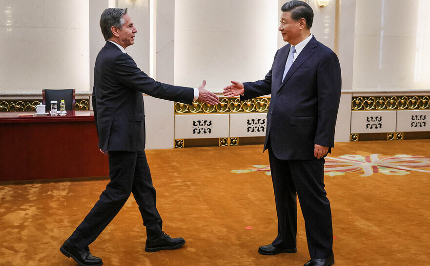 Secretarul de stat Antony Blinken (st), la întâlnirea cu liderul comunist chinez Xi Jinping