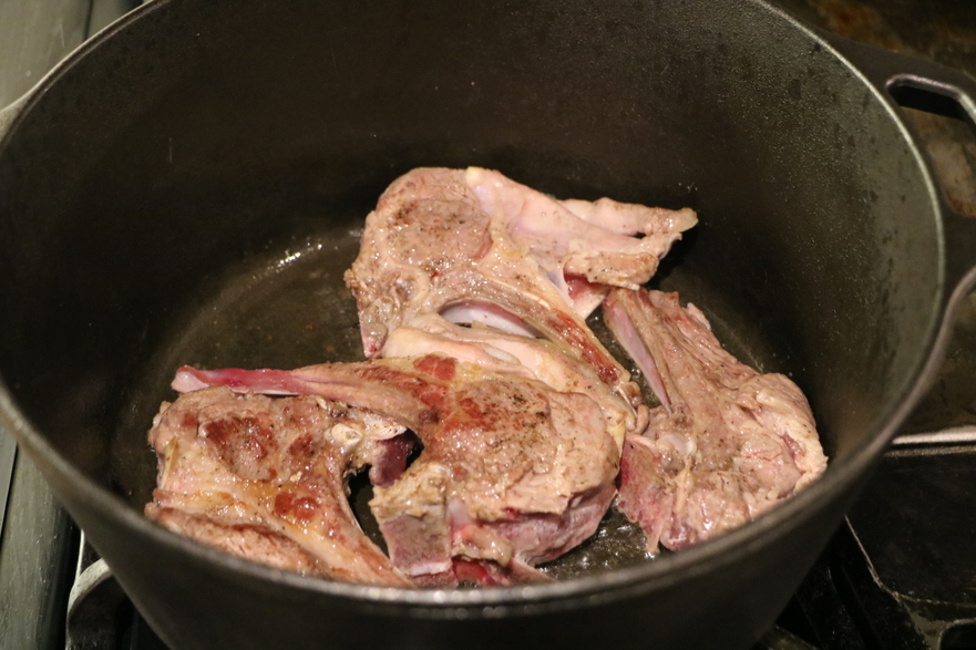 Se rumenesc bucăţile de carne pe toate părţile (Maria Matyiku/ Epoch Times)