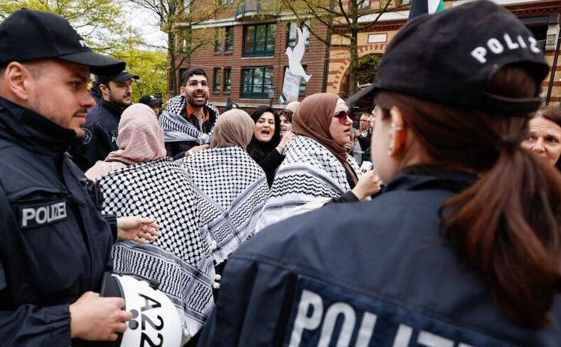 Manifestanţi pro-Palestina în timpul unui protest la Hamburg, Germania, 27 aprilie 2024
