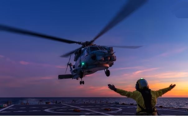 Un elicopter aterizează pe distrugătorul australian HMAS Hobart.