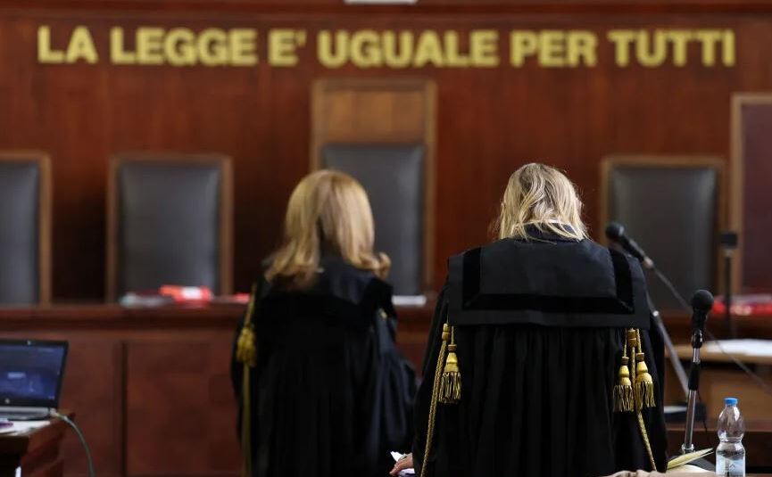 "Legea este aceeaşi pentru toţi" - imagine dintr-un tribunal italian