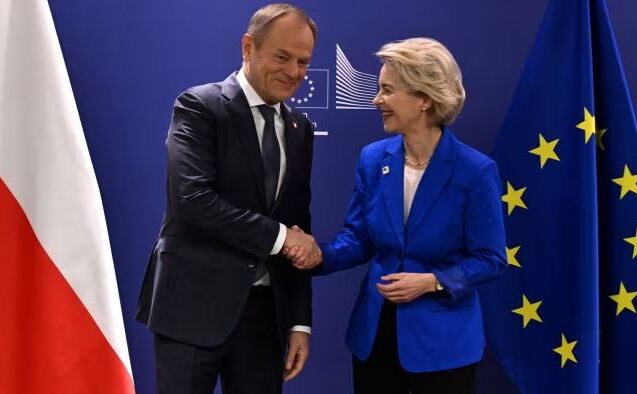 Premierul polonez Donald Tusk (st) şi preşedintele Comisiei Europene, Ursula von der Leyen, la Bruxelles, 2023