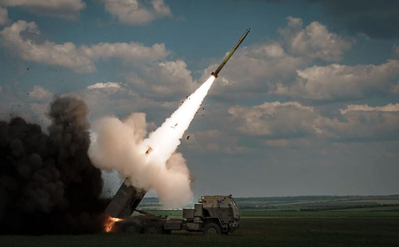 HIMARS lansează o rachetă în direcţia Bakhmut pe 18 mai 2023 în regiunea Doneţk, Ucraina. Fotografie în scop ilustrativ