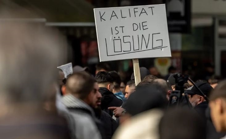 Miting islamist în Hamburg. Participanţii cereau infiinţarea unui califat în Germania, 28 aprilie 2024