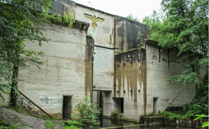 Un zid de baraj în pădurea din Masurian, unde se afla complexul nazist