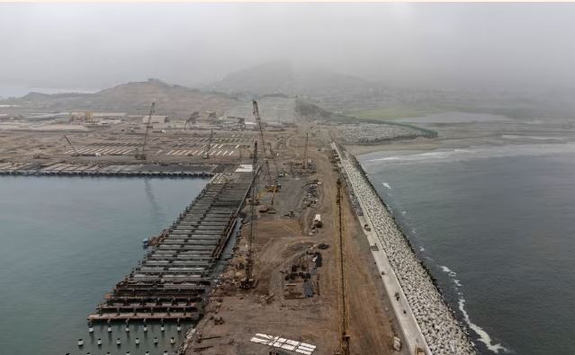 Cosco, compania chineză de stat de transport maritim şi logistică, construieşte un port de mare adâncime la Chancay, la 70 km nord de Lima, unde vor putea acosta unele dintre cele mai mari nave de marfă din lume