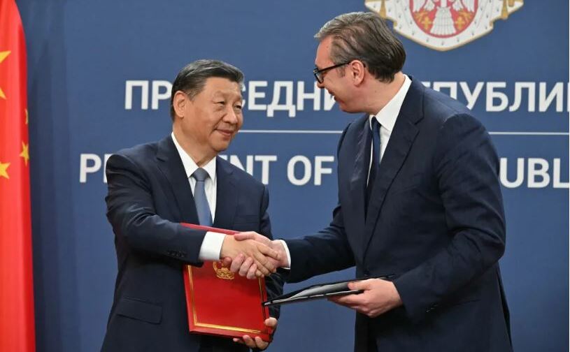 Liderul comunist chinez Xi Jinping (st) şi preşedintele sârb Aleksandar Vucic, după semnarea documentelor bilaterale la Belgrad, Serbia, 8 mai 2024